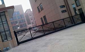 金華鼎杰服飾有限公司智能無(wú)軌懸浮門(mén)工程案例 - 中出網(wǎng)-智能出入口與停車(chē)充電門(mén)戶