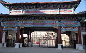 甘肅省民樂(lè)縣第一中學(xué)智能無(wú)軌懸浮門工程案例 - 中出網(wǎng)-智能出入口與停車充電門戶