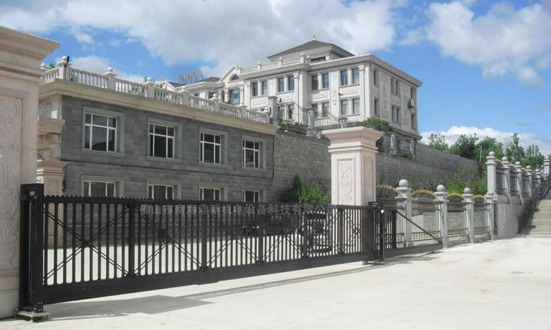 黑龍江牡丹江東寧縣藍(lán)梅酒莊智能無(wú)軌懸浮門(mén)工程案例 - 中出網(wǎng)-智能出入口與停車(chē)充電門(mén)戶(hù)