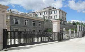 黑龍江牡丹江東寧縣藍梅酒莊智能無軌懸浮門工程案例