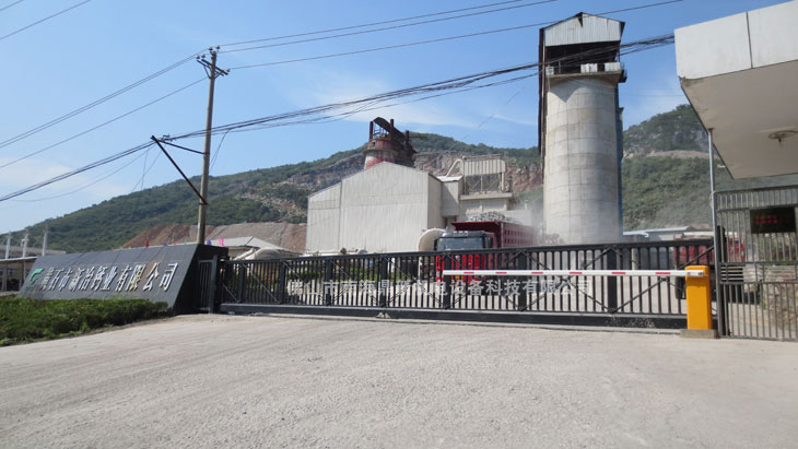 黃石市新冶鈣業(yè)有限公司智能無軌懸浮門工程案例 - 中出網-智能出入口與停車充電門戶