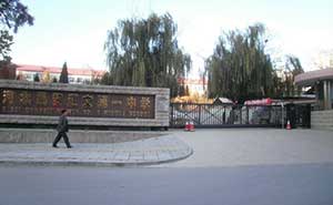 河北昌黎匯文第一中學(xué)智能無(wú)軌懸浮門(mén)工程案例 - 中出網(wǎng)-智能出入口與停車充電門(mén)戶