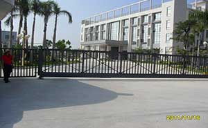 廣州翔駿銅業(yè)有限公司智能無軌懸浮門工程案例 - 中出網(wǎng)-智能出入口與停車充電門戶