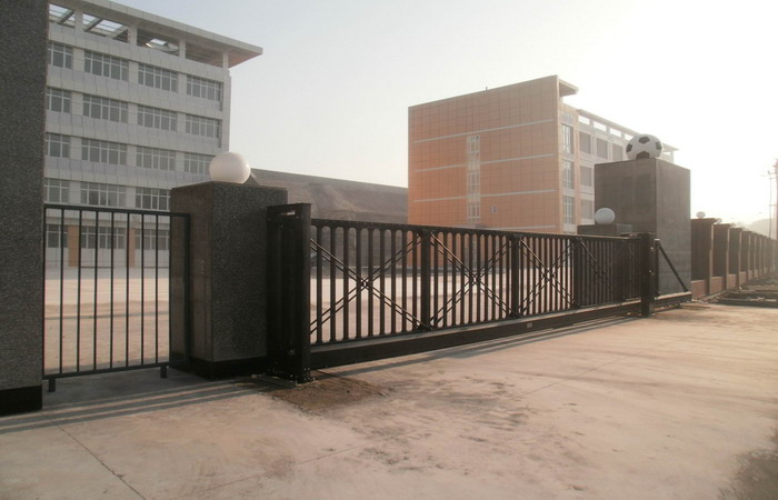 烏魯木齊足球協(xié)會智能無軌懸浮門工程案例 - 中出網-智能出入口與停車充電門戶