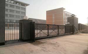 烏魯木齊足球協(xié)會智能無軌懸浮門工程案例 - 中出網(wǎng)-智能出入口與停車充電門戶