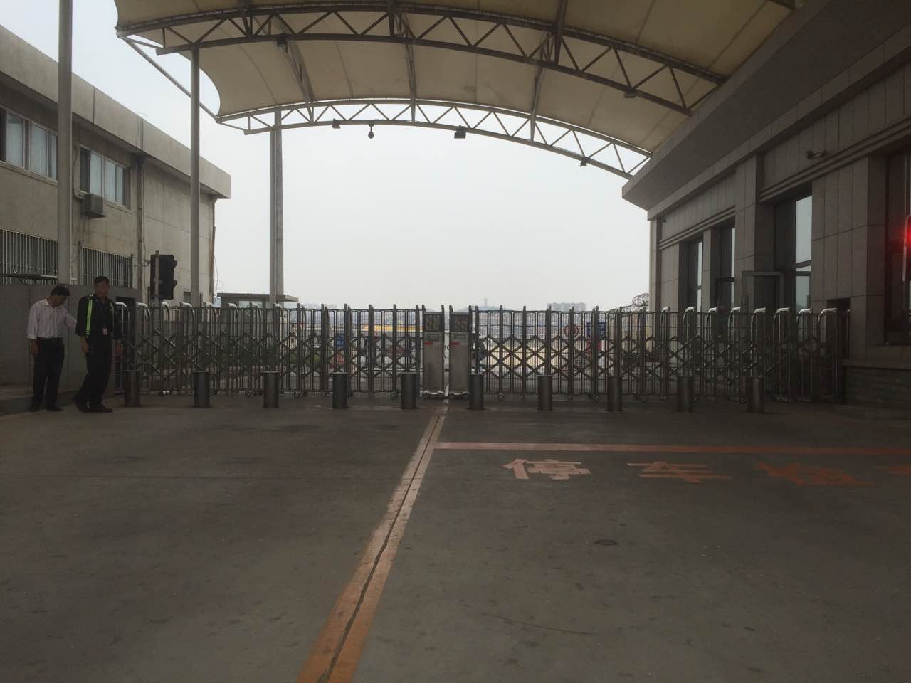 大連機(jī)場智能安全伸縮平移門工程案例 - 中出網(wǎng)-智能出入口與停車充電門戶