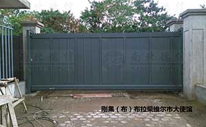 剛果大使管歐寶818LP智能安全伸縮平移門工程案例 - 中出網(wǎng)-智能出入口與停車充電門戶