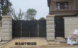 湖北咸寧碧桂園1-開泰LP智能懸折門案例 - 中出網(wǎng)-智能出入口與停車充電門戶