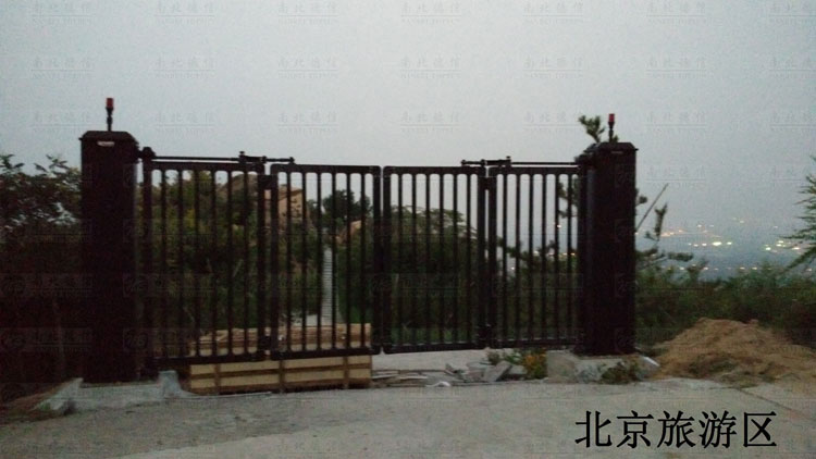 北京旅游區(qū)智能懸折門案例 - 中出網(wǎng)-智能出入口與停車充電門戶