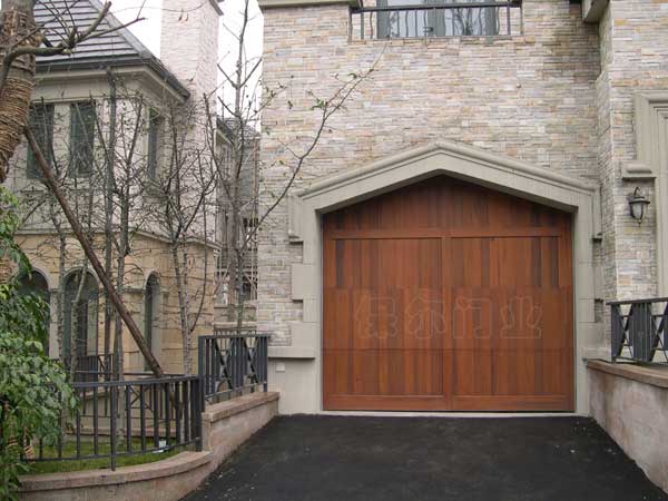 懋山湖車庫(kù)門案例 - 中出網(wǎng)-智能出入口與停車充電門戶