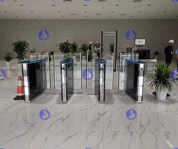 SK海力士半導體（重慶）速通門項目案例—翼閘SR-1400系列 - 中出網(wǎng)-智能出入口與停車充電門戶