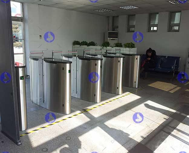 南京熊貓洗衣機(jī)工廠通道閘案例 - 中出網(wǎng)-智能出入口與停車充電門戶