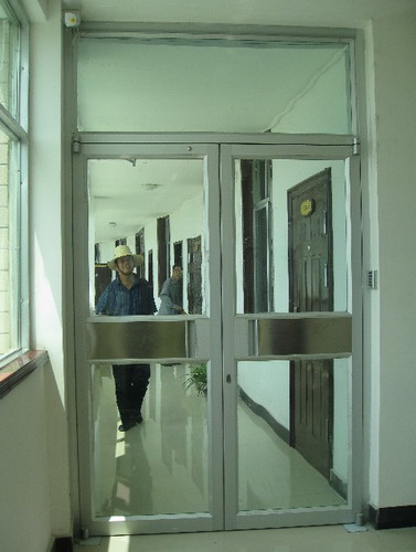 鎮(zhèn)平新興光學(xué)肯德基門案例 - 中出網(wǎng)-智能出入口與停車充電門戶