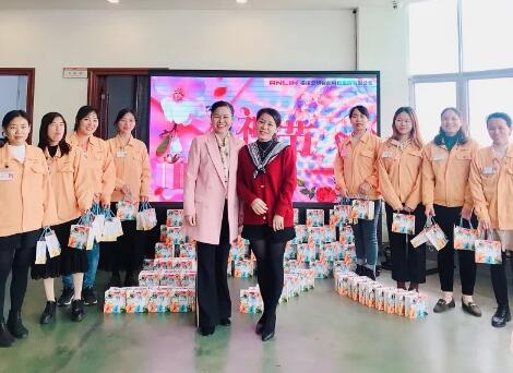 福建安麟攜手安麟工會(huì)委員會(huì)為女同胞們獻(xiàn)上了節(jié)日的問(wèn)候