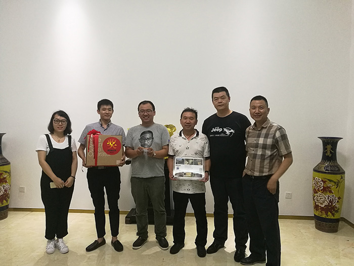 2017年耐維思對(duì)優(yōu)秀經(jīng)銷商進(jìn)行獎(jiǎng)杯授權(quán)