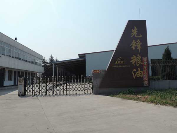 駐馬店市先鋒糧油儲(chǔ)運(yùn)有限公司電動(dòng)伸縮門案例 - 中出網(wǎng)-智能出入口與停車充電門戶