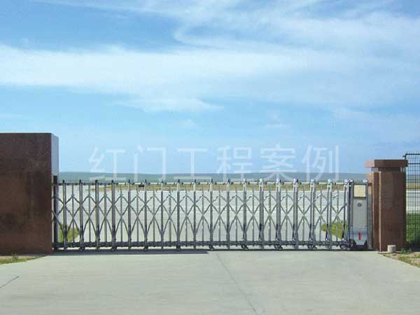 滿洲里西郊機(jī)場伸縮門案例 - 中出網(wǎng)-智能出入口與停車充電門戶