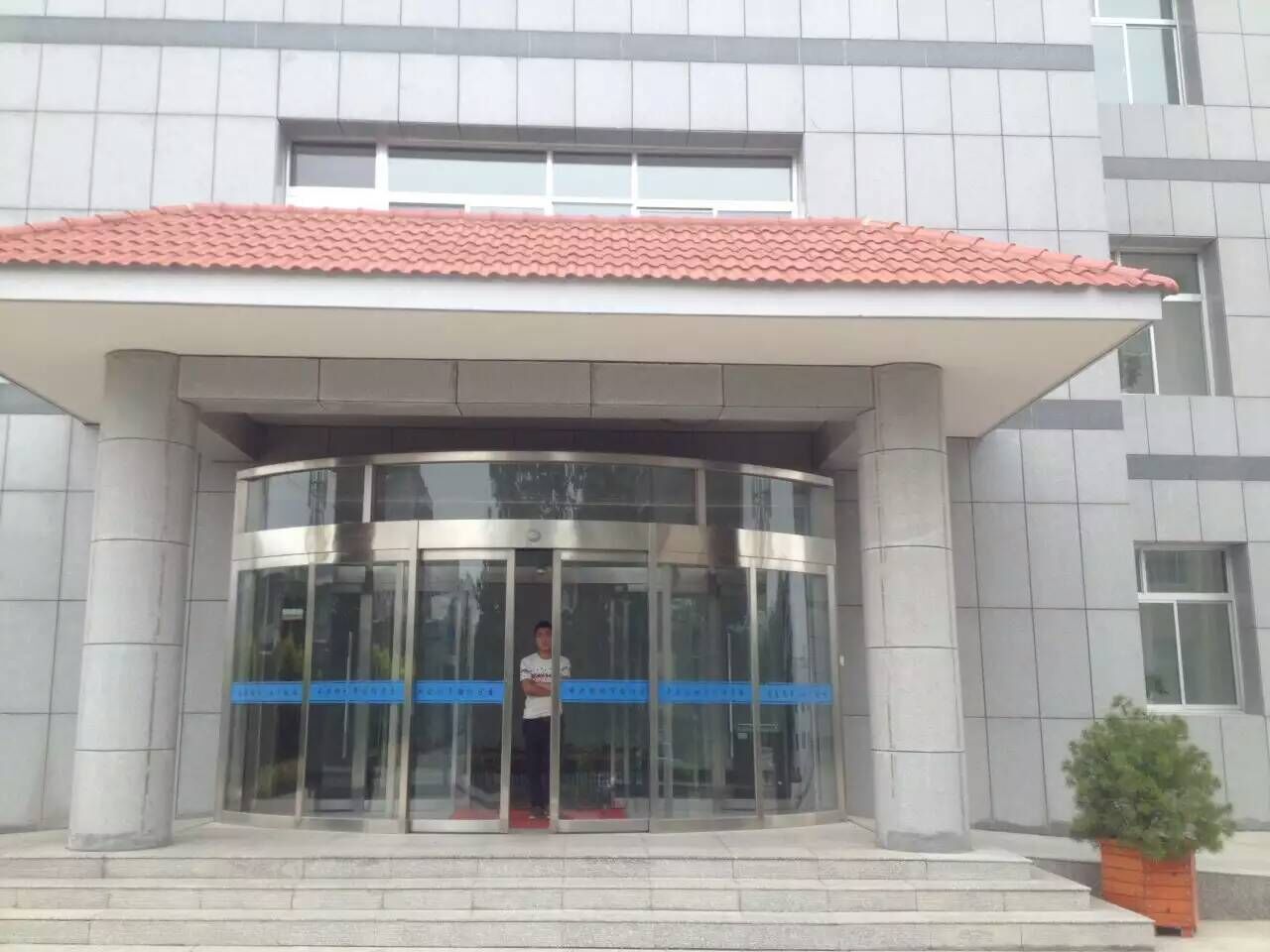 中共榆林市榆陽區(qū)委自動門案例 - 中出網(wǎng)-智能出入口與停車充電門戶