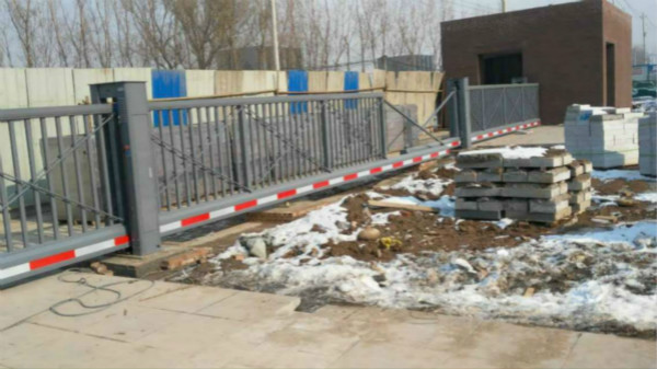 山西太原某學(xué)校對(duì)開(kāi)懸浮門(mén)CM730工程案例 - 中出網(wǎng)-智能出入口與停車(chē)充電門(mén)戶(hù)