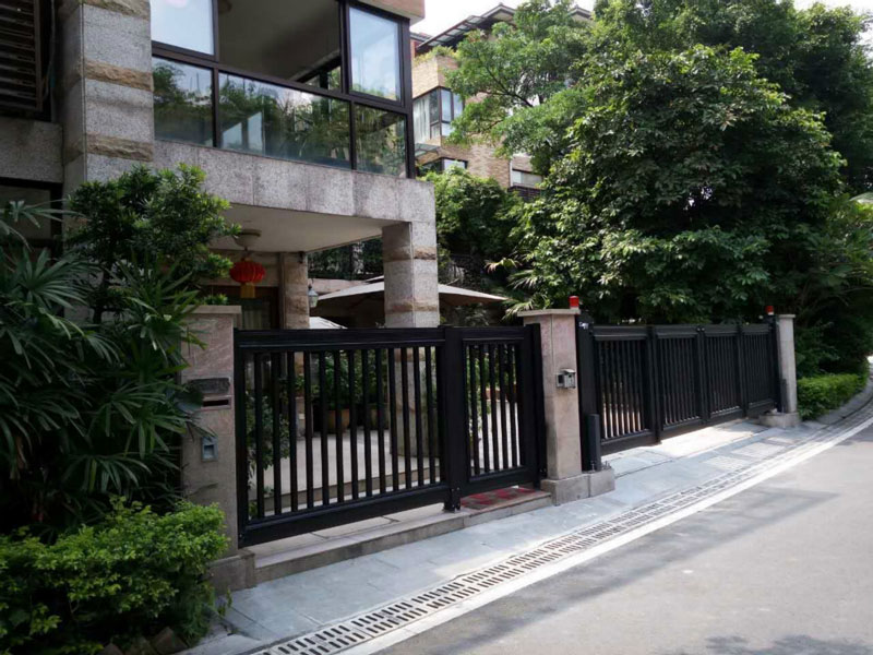 深圳市星河丹堤別墅懸浮折疊門X2黑色工程案例 - 中出網-智能出入口與停車充電門戶