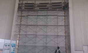 敦煌光伏電廠(chǎng)超大工業(yè)提升門(mén)案例 - 中出網(wǎng)-智能出入口與停車(chē)充電門(mén)戶(hù)