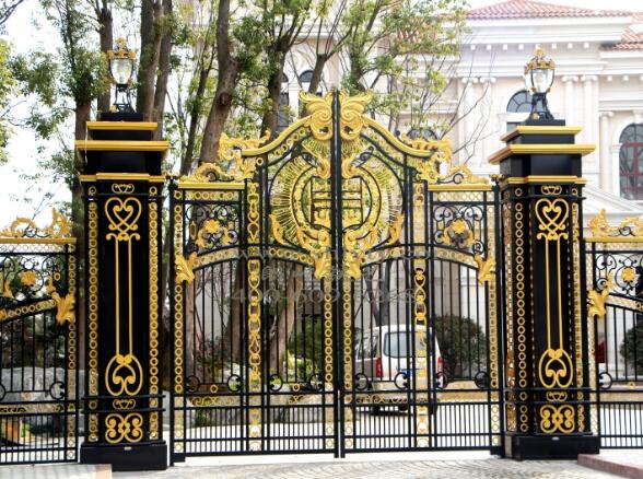 佘山高爾夫別墅鐵藝大門案例 - 中出網-智能出入口與停車充電門戶