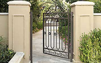 萬科庭院鐵藝大門案例 - 中出網(wǎng)-智能出入口與停車充電門戶