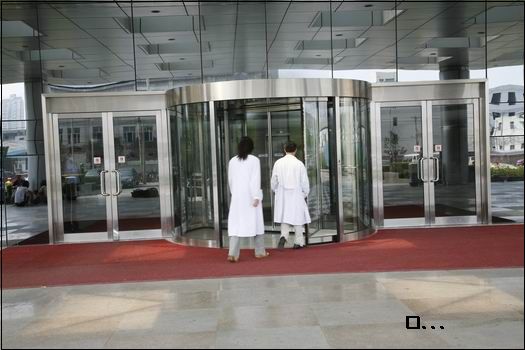 北京腫瘤醫(yī)院旋轉(zhuǎn)門工程案例 - 中出網(wǎng)-智能出入口與停車充電門戶