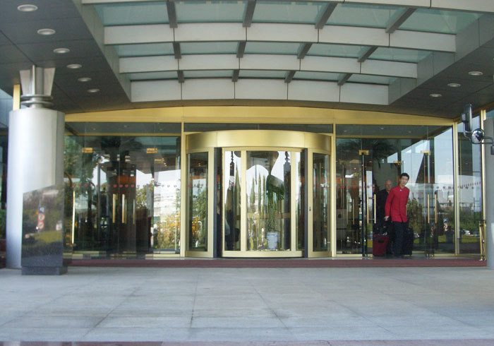 上海浦東國際機(jī)場旋轉(zhuǎn)門工程案例 - 中出網(wǎng)-智能出入口與停車充電門戶