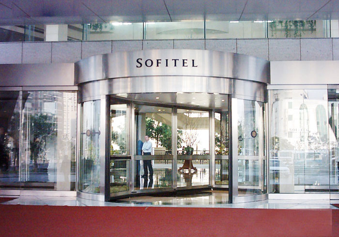 上海索菲特酒店旋轉門工程案例 - 中出網(wǎng)-智能出入口與停車充電門戶