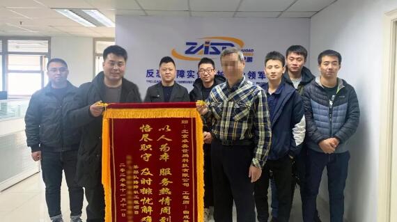 高效服務(wù)！卓奧世鵬某部隊翻板路障機(jī)項目收獲錦旗