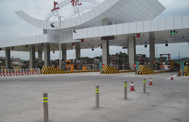 上杭高速升降柱案例 - 中出網(wǎng)-智能出入口與停車充電門戶