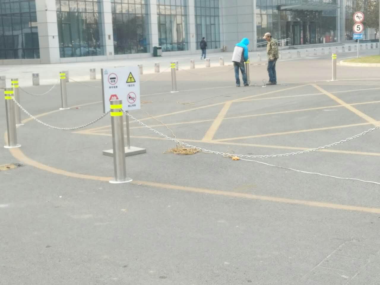 北京亦莊國(guó)際生物醫(yī)藥園不銹鋼防撞柱安裝實(shí)例 - 中出網(wǎng)-智能出入口與停車(chē)充電門(mén)戶(hù)