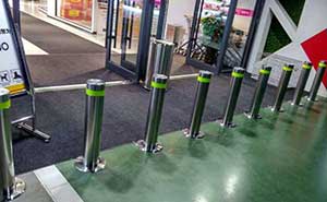 河南新田360廣場(chǎng)定制款可移動(dòng)不銹鋼路樁案例 - 中出網(wǎng)-智能出入口與停車充電門戶