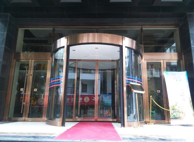 貴州烏江大酒店旋轉(zhuǎn)門案例 - 中出網(wǎng)-智能出入口與停車充電門戶