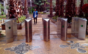 安徽省蕪湖市某小區(qū)四通道尖角翼閘通道閘案例 - 中出網(wǎng)-智能出入口與停車充電門戶