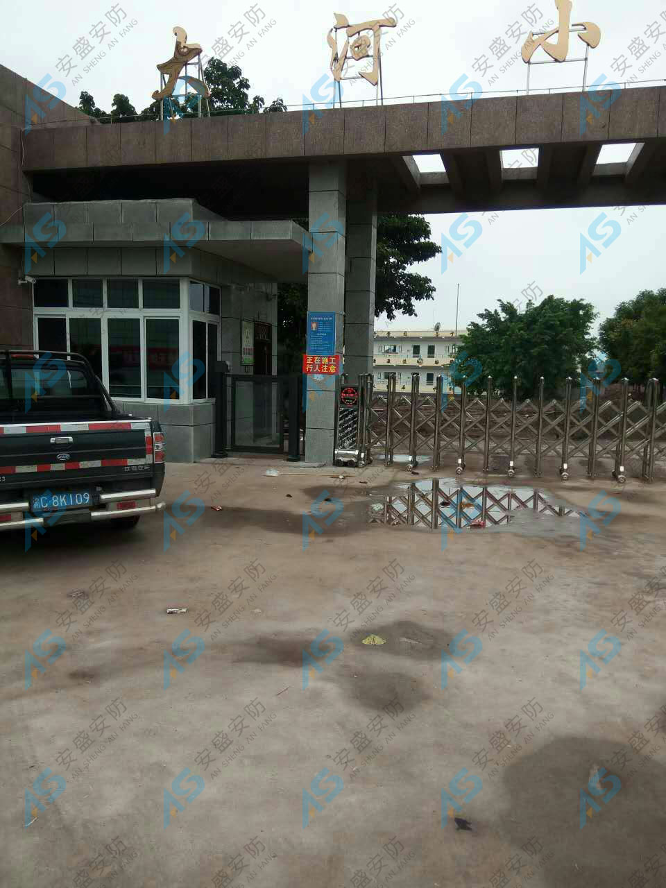 大河小學(xué)廣告門案例 - 中出網(wǎng)-智能出入口與停車充電門戶