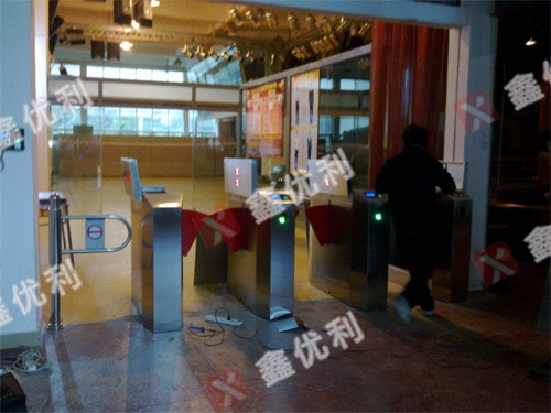 深圳安居財(cái)務(wù)大廈 橋式翼閘 指紋考勤系統(tǒng)案例 - 中出網(wǎng)-智能出入口與停車充電門戶