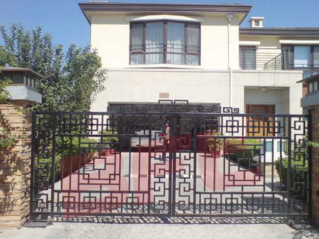 北京東山墅平開門機(jī)案例 - 中出網(wǎng)-智能出入口與停車充電門戶