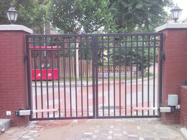 北京溫哥華森林平開(kāi)門(mén)機(jī)案例 - 中出網(wǎng)-智能出入口與停車(chē)充電門(mén)戶(hù)