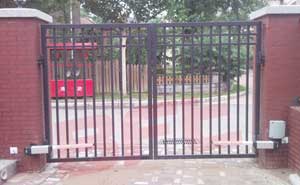 北京溫哥華森林平開(kāi)門(mén)機(jī)案例 - 中出網(wǎng)-智能出入口與停車(chē)充電門(mén)戶