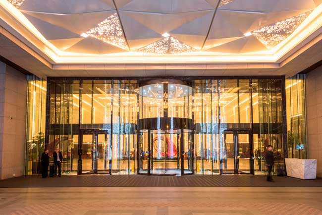 上海寶華萬(wàn)豪酒店旋轉(zhuǎn)門案例 - 中出網(wǎng)-智能出入口與停車充電門戶