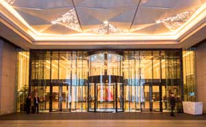 上海寶華萬(wàn)豪酒店旋轉(zhuǎn)門(mén)案例 - 中出網(wǎng)-智能出入口與停車(chē)充電門(mén)戶(hù)