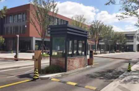 上海財(cái)經(jīng)大學(xué)啟用藍(lán)卡車牌識別道閘掃碼付一體機(jī)