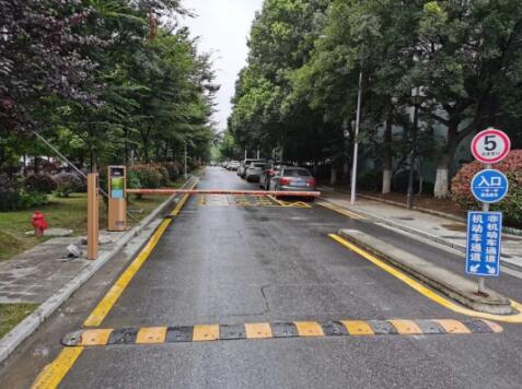 三伏天，藍卡LCD高速車牌識別道閘掃碼付一體機實現停車管理既省心又省力