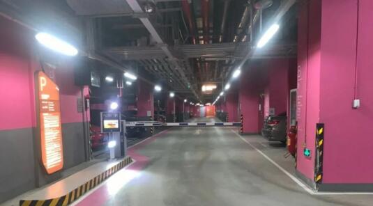 天津 K11 Select智慧停車(chē)場(chǎng)出入口采用智能17寸LCD大屏車(chē)牌識(shí)別一體機(jī)