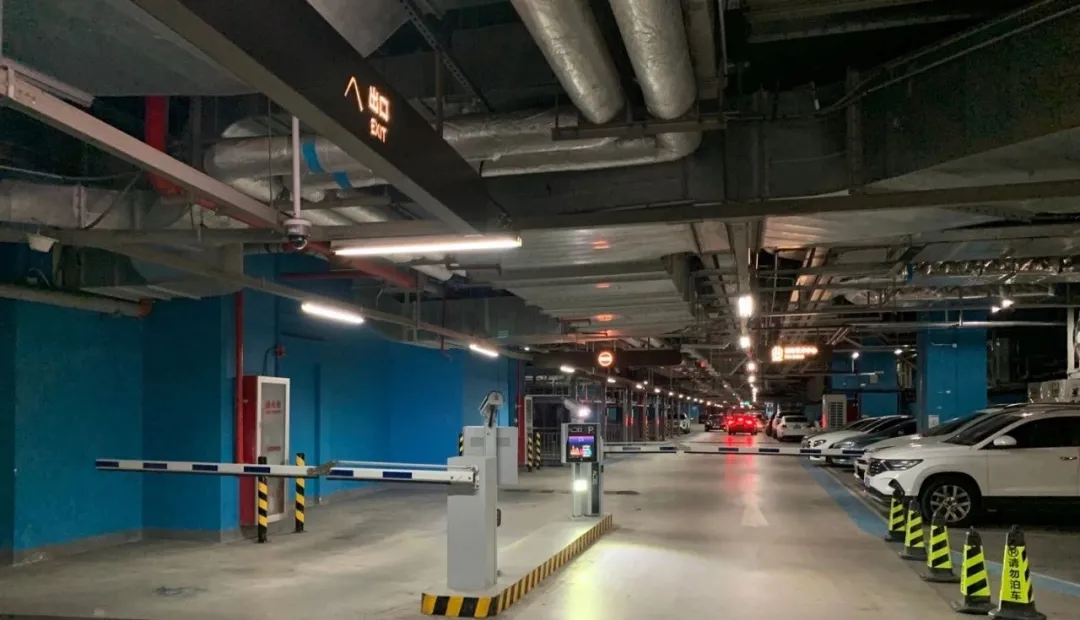 全無(wú)人值守智慧車(chē)場(chǎng)出入口