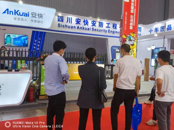 D209大型燈箱廣告道閘以無邊燈箱廣告工藝驚艷全場，備受矚目