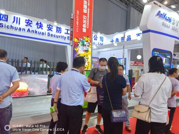 D206LED廣告道閘前人潮絡(luò)繹不絕，戶外高清LED，出彩性能