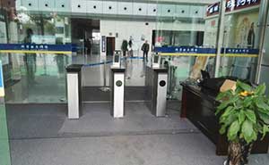 濟寧機場項目人行通道翼閘案例 - 中出網(wǎng)-智能出入口與停車充電門戶
